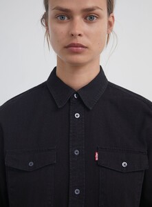 Woman_4_DenimShirt_Black_Detail1_d96e4183-a83a-4855-9a44-7d89eda11e69.jpg