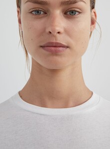 Woman_5_T-Shirt_White_Detail1_c7b44571-32fb-420e-a1de-2480af86a071.jpg