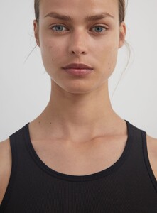 Woman_6_RibbedTank_Black_Detail1_4c8f08b4-b285-473f-87a7-d670e715e145.jpg