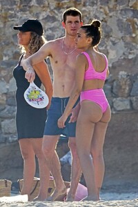 aitana-ocana-miguel-bernardeau-playa-ibiza-jpg-1563273021.jpg