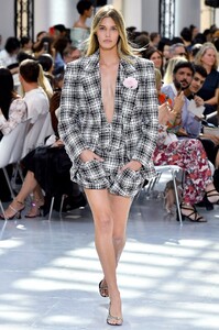 alexandre-vauthier-paris-alta-costura-otono-invierno-2019-2020_19.thumb.jpg.e4f7db814bc22b73b0912cf1750f9358.jpg