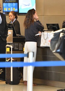 alicia-vikander-at-los-angeles-international-airport-07-01-2019-8.thumb.jpg.989f5e932a290c03d2a7aaf3d1842f21.jpg