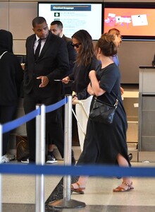 alicia-vikander-lax-airport-in-los-angeles-07-01-2019-5.thumb.jpg.319fa77335f3c57144204ec40880ab75.jpg