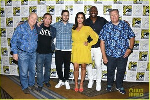 andy-samberg-melissa-fumero-brooklyn-nine-nine-comic-con-02.jpg