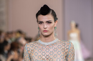 armani-prive-hc-atm-rf19-0631.thumb.jpg.32bc5e03627f0f36c8d54e1d8a6e6c3c.jpg
