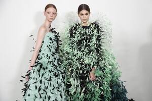 backstage-defile-givenchy-automne-hiver-2019-2020-paris-coulisses-11.thumb.jpg.bb10980c9eb7c6c047bd0357da0b3f73.jpg