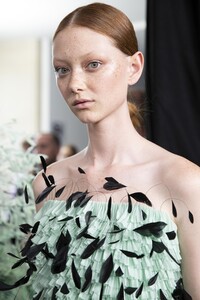 backstage-defile-givenchy-automne-hiver-2019-2020-paris-coulisses-15.thumb.jpg.414f65e4d274b053e290a3fc225c0281.jpg