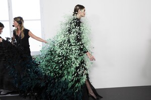 backstage-defile-givenchy-automne-hiver-2019-2020-paris-coulisses-31.thumb.jpg.48eb19c2ffaf05de164652f717406080.jpg