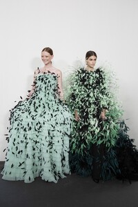 backstage-defile-givenchy-automne-hiver-2019-2020-paris-coulisses-6.thumb.jpg.0306a3ee7e03a0ad73ec36ae7ea52799.jpg
