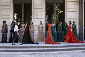 backstage-defile-zuhair-murad-automne-hiver-2019-2020-paris-coulisses-100.thumb.jpg.28c42e91af29d1279df1790d80f8494e.jpg