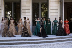 backstage-defile-zuhair-murad-automne-hiver-2019-2020-paris-coulisses-99.thumb.jpg.61d1369a683461f4283d1cd46f663cf9.jpg