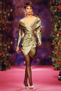 christian-lacroix-haute-couture-fall-winter-1990_7596855622_o.thumb.jpg.9544f3134c5d2a5d1ae2343bd7a46d42.jpg