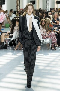 defile-alexandre-vauthier-automne-hiver-2019-2020-paris-look-2.thumb.jpg.a76d7e8a688eaea363bb29e20ac6d0e7.jpg