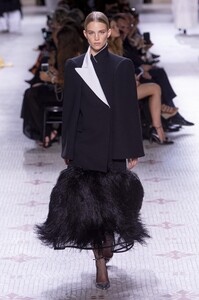 defile-givenchy-automne-hiver-2019-2020-paris-look-20.thumb.jpg.1c8b4fbdc82b8598525f58f5678c3eb4.jpg