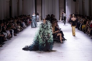 defile-givenchy-automne-hiver-2019-2020-paris-look-26.thumb.jpg.6062d20c7ba811172a5d57df42c4d910.jpg