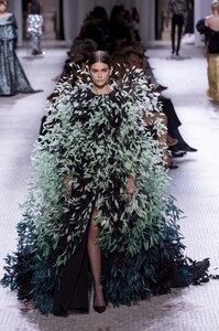 defile-givenchy-automne-hiver-2019-2020-paris-look-27.thumb.jpg.f98dbb67f6c13cc5ddac4dfa0f15de4e.jpg