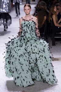 defile-givenchy-automne-hiver-2019-2020-paris-look-31.thumb.jpg.38c64e43529f742a108811a7bb756033.jpg