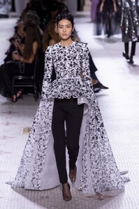 defile-givenchy-automne-hiver-2019-2020-paris-look-44.thumb.jpg.bc209758026b505a317592d930983dd9.jpg