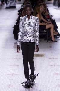 defile-givenchy-automne-hiver-2019-2020-paris-look-45.thumb.jpg.90991b3f738e4e75ecfc3f94dab0ef80.jpg