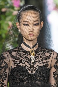 detail-defile-christian-dior-automne-hiver-2019-2020-paris-detail-11.thumb.jpg.c2c174ddf399cae128d896feb87bad80.jpg