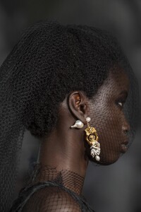 detail-defile-christian-dior-automne-hiver-2019-2020-paris-detail-53.thumb.jpg.1a911b8ae1cc27ad608c47c388ab60dc.jpg