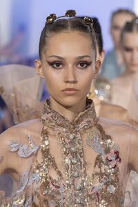 detail-defile-elie-saab-automne-hiver-2019-2020-paris-detail-155.thumb.jpg.d9f2e19ad0e58a601068c6ef2820fa97.jpg