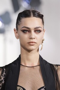 detail-defile-elie-saab-automne-hiver-2019-2020-paris-detail-47.thumb.jpg.705f29419ecccc86463dbf40977f15c2.jpg