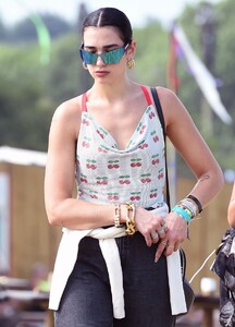 dua-lipa-2019-glastonbury-festival-06-29-2019-5.jpg