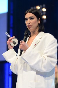 dua-lipa-nordoff-robbins-o2-silver-clef-awards-2019-11.jpg