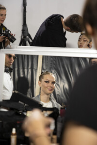 elie-saab-hc-bks-m-rf19-0337.thumb.jpg.3526e49ff57f70e8ca960db80ffb6ca2.jpg