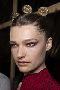 elie-saab-hc-bks-m-rf19-0483.thumb.jpg.10387d84076eed345db6342dc5471142.jpg
