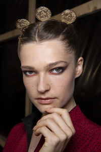 elie-saab-hc-bks-m-rf19-0500.thumb.jpg.97bd6ac43766ef7a4199999ad2b7ee32.jpg