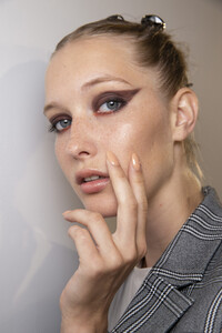 elie-saab-hc-bks-m-rf19-0536.thumb.jpg.bf84a0c622adac01e5cab321e173c6e9.jpg