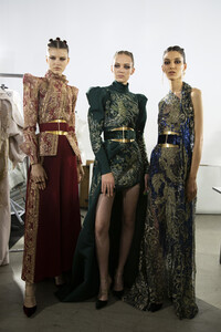 elie-saab-hc-bks-m-rf19-0605.thumb.jpg.6e08a4d6d0dd125b37f63c06adf817dc.jpg