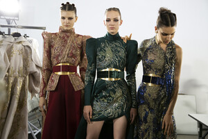 elie-saab-hc-bks-m-rf19-0609.thumb.jpg.89cb9f46bafe4fe975fcbd1e55fa88f4.jpg
