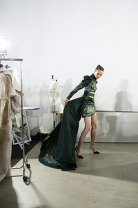 elie-saab-hc-bks-m-rf19-0617.thumb.jpg.fe7db86efebb798fae3b4544383362cb.jpg