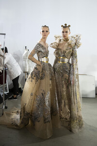 elie-saab-hc-bks-m-rf19-0697.thumb.jpg.5a666e95f2b75b0c763f1602253d447b.jpg