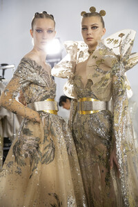 elie-saab-hc-bks-m-rf19-0709.thumb.jpg.fb0e4011fce5dba5b389af92e164e1e8.jpg