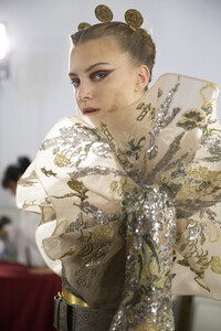 elie-saab-hc-bks-m-rf19-0716.thumb.jpg.cd31b49f3302aec4ef148ff820fd267f.jpg