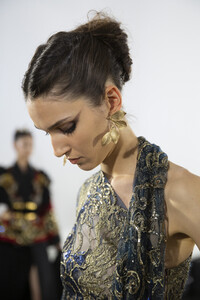 elie-saab-hc-bks-m-rf19-0751.thumb.jpg.68b8e937fe3664afaa7479a574b410ca.jpg