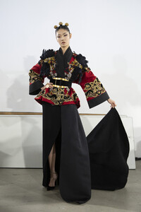 elie-saab-hc-bks-m-rf19-0756.thumb.jpg.4b861de4500cd8be18980a0260923a8b.jpg