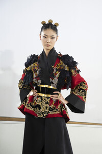 elie-saab-hc-bks-m-rf19-0763.thumb.jpg.d8d66cbfb120d5904ea36c9c58b9d7e8.jpg