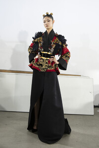 elie-saab-hc-bks-m-rf19-0766.thumb.jpg.746e494c831998ac95657d2cc62ab525.jpg