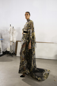 elie-saab-hc-bks-m-rf19-0800.thumb.jpg.5e4630bc0904c6fb55c724e3a26d38c1.jpg