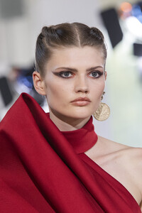elie-saab-hc-clp-rf19-1468.thumb.jpg.d050773f586fe5ffc4cb46d66feb5705.jpg