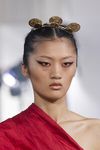 elie-saab-hc-clp-rf19-1530.thumb.jpg.26a2482d94276dce8213622c11d3ccfd.jpg