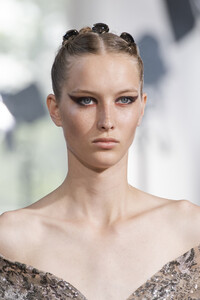 elie-saab-hc-clp-rf19-1600.thumb.jpg.858cb4378b353a328e5102e59fea5c84.jpg