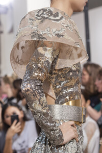elie-saab-hc-clp-rf19-1669.thumb.jpg.1028be1aded66772a6cec1510d90c922.jpg