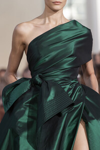 elie-saab-hc-clp-rf19-1696.thumb.jpg.be1e66e0f20773ff78468421467c0c4d.jpg