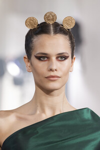 elie-saab-hc-clp-rf19-1704.thumb.jpg.d3a8d05fef87d1bc1c4d5c6565e62e32.jpg